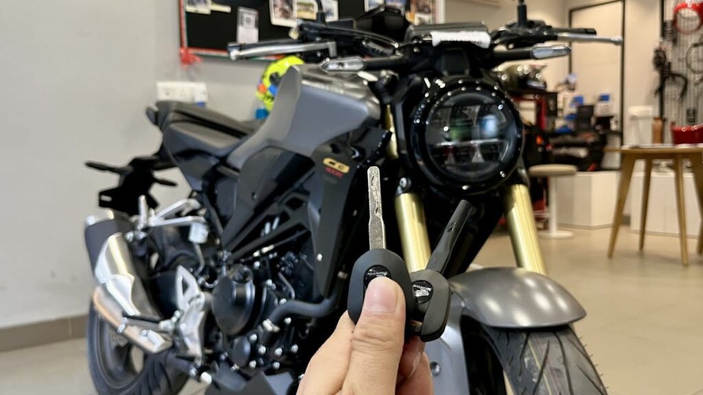 Honda CB300R Price: इस बाइक में देखने को मिलेगा काफी ज्यादा टेक्नोलॉजी फीचर्स, देखे प्राइस और डिजाइन -