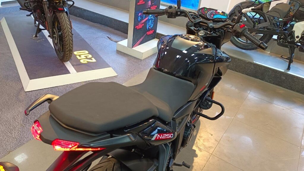 मात्र 26000 रुपए में घर लाए Bajaj Pulsar N250 Bike, देखे फीचर्स और परफॉर्मेंस -